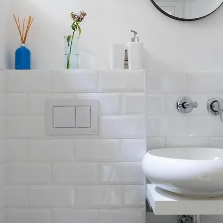 Plum Guide - Neptune Apartment Rome